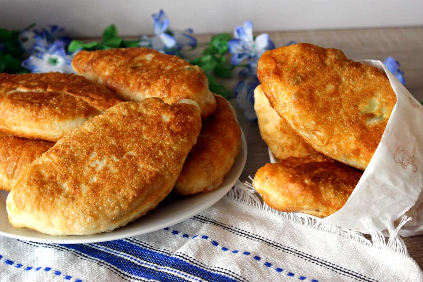 Жареные пирожки с картошкой – 5 рецептов на сковороде