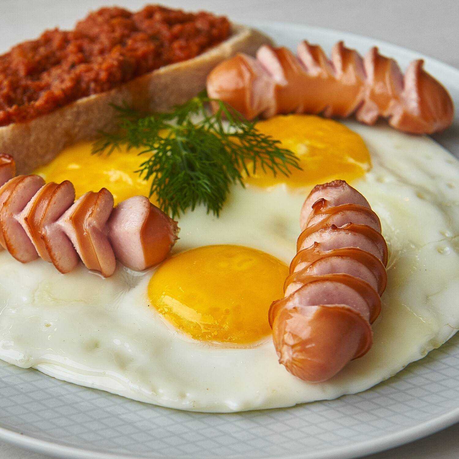 Яичница с сосисками (классическая, в виде сердца): рецепты