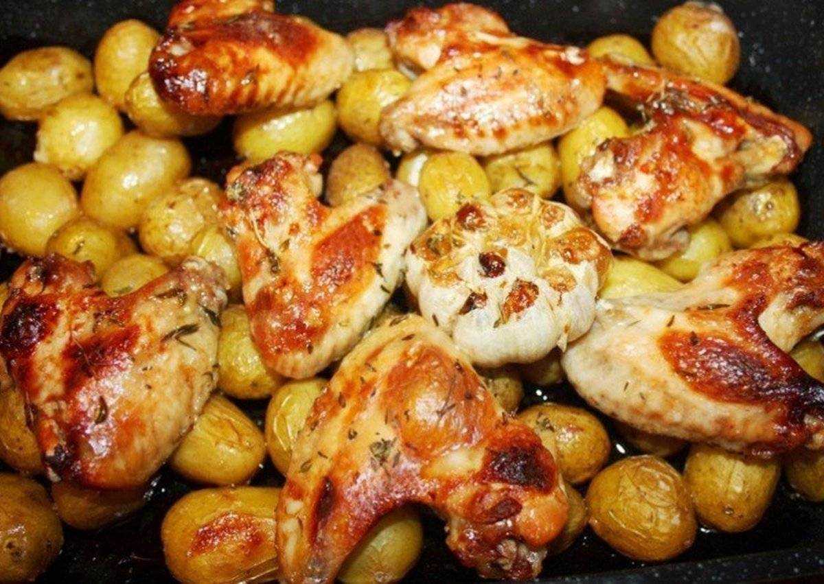 Куриные крылышки с картошкой в духовке с хрустящей корочкой