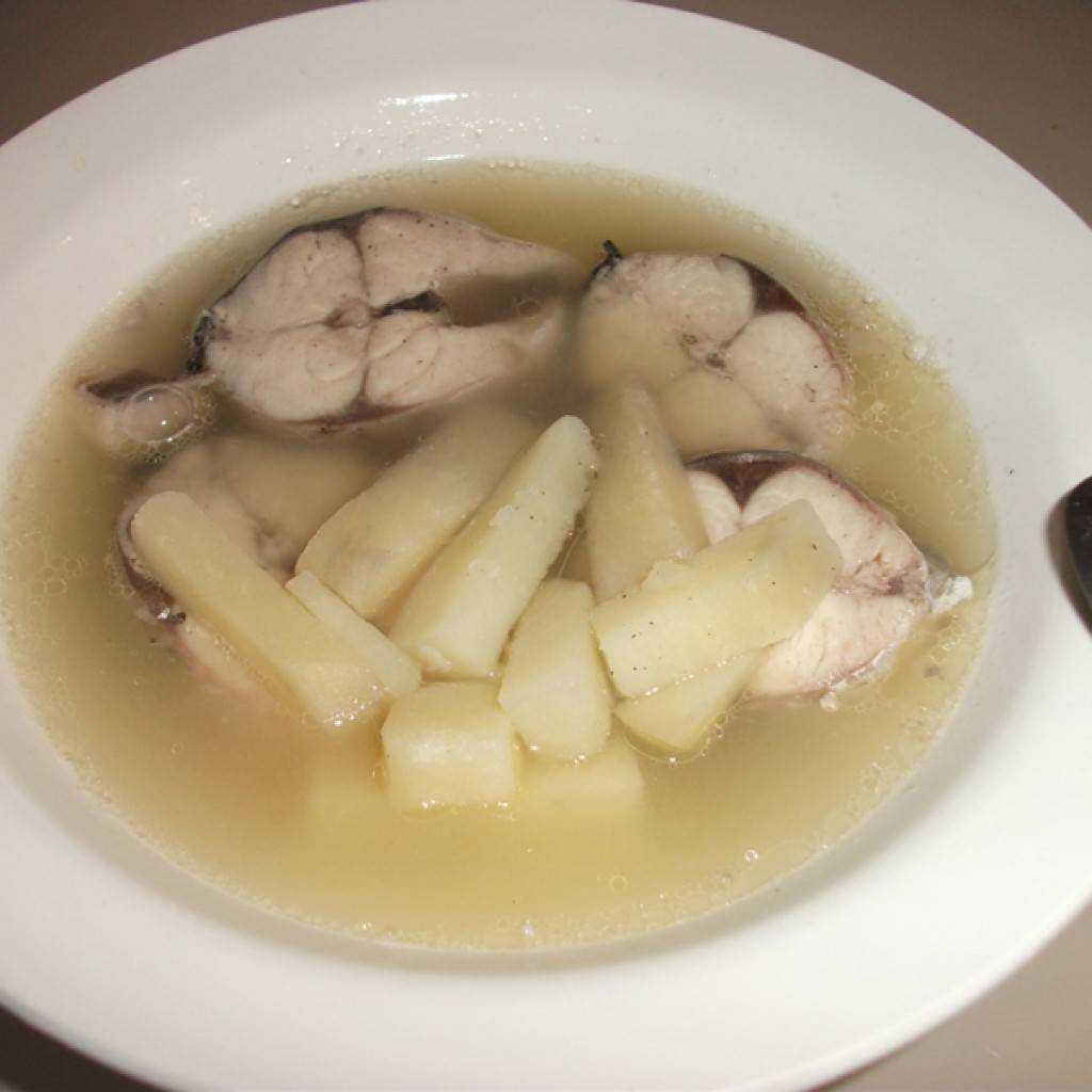 Уха из скумбрии свежемороженной и консервированной