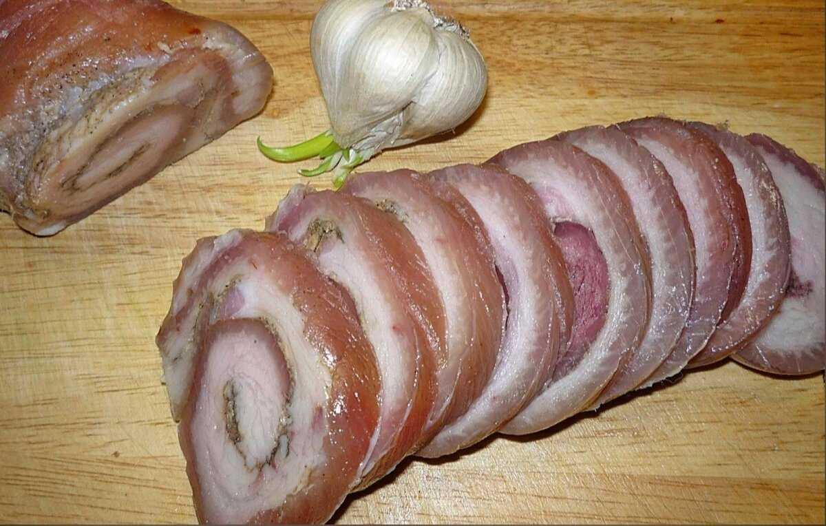 Запеченный рулет из сала в свиной шкурке