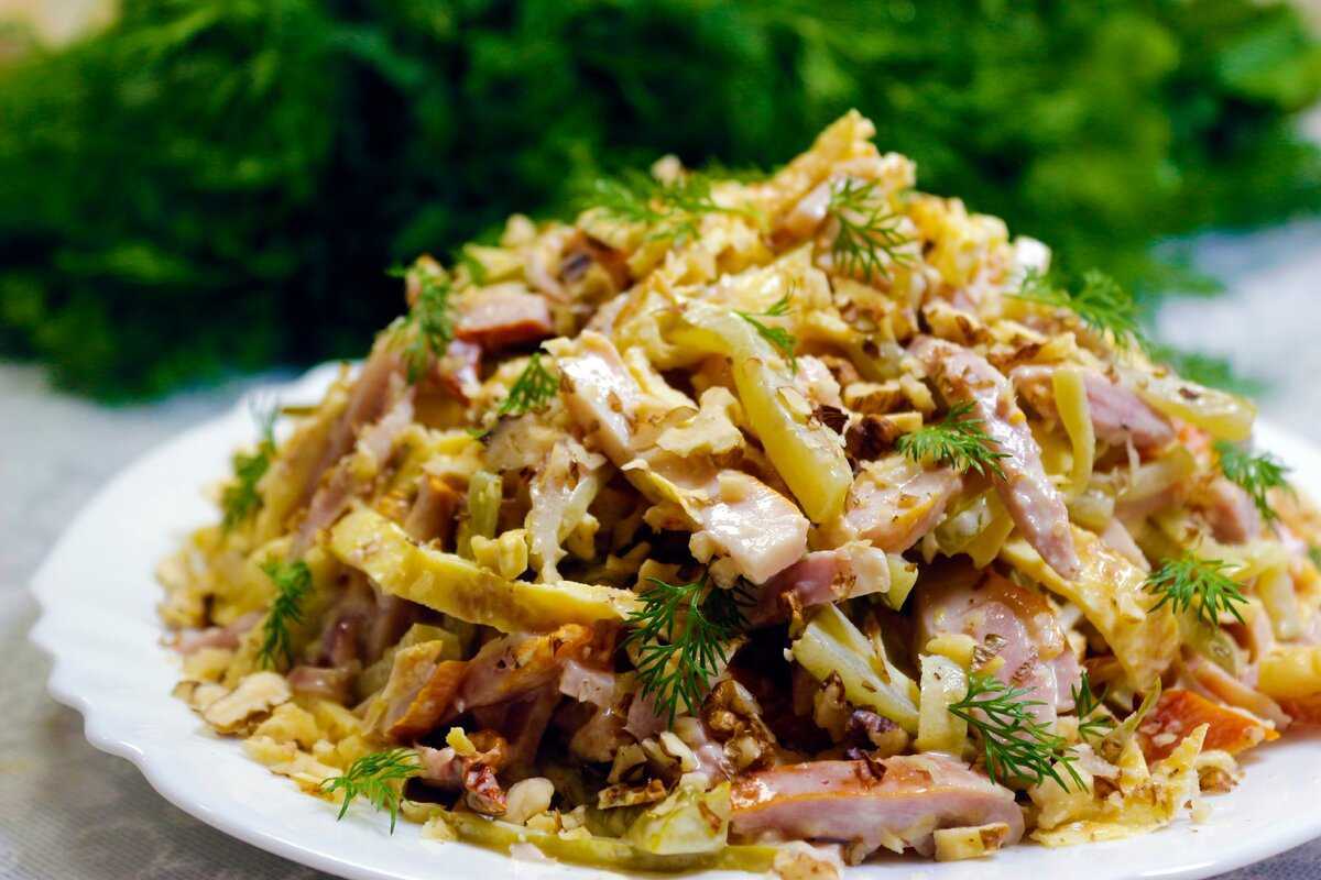 Слоеный салат с копченой курицей грибами и сыром праздничный