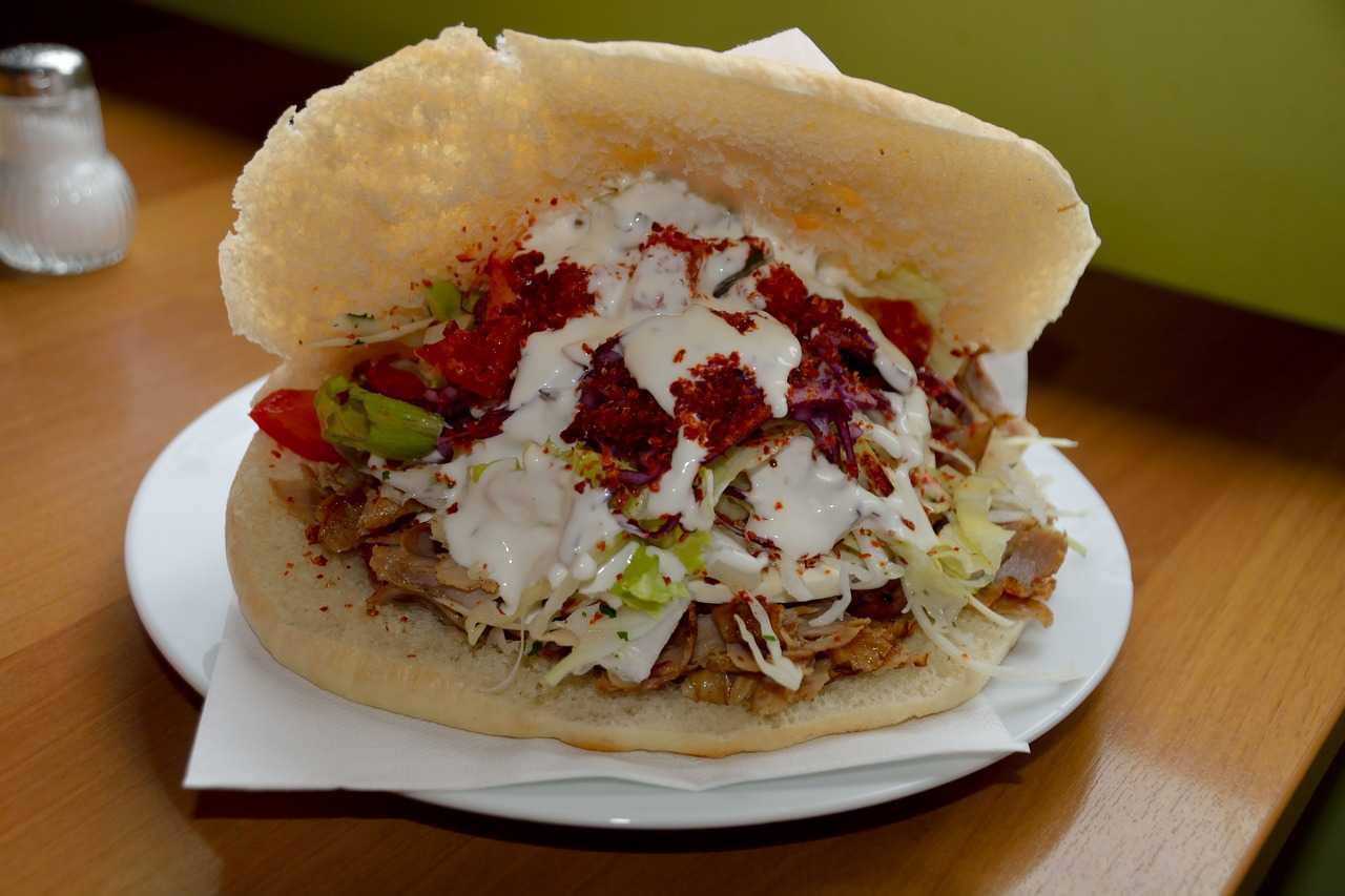 Данар, донар или шаурма — очень вкусное блюдо, которое можно подать и в качестве перекуса, и на обед или ужин В лаваш заворачиваются выбранные вами начинки и обжариваются на гриле с соусами