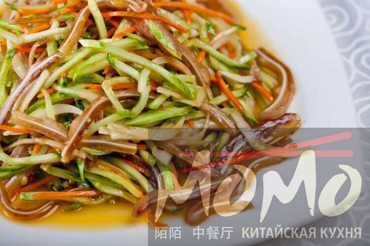 Вкусный и аппетитный салат можно приготовить из свиных ушей и свежих огурцов, подавая его к столу к обеду или ужину Не забывайте про соевый соус и чеснок, без которых блюдо не будет столь ароматным