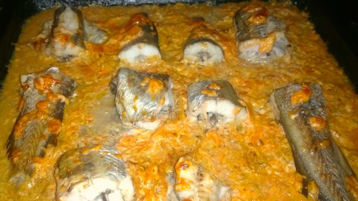 Минтай тушеный в сметане с морковью и луком — очень вкусный рецепт