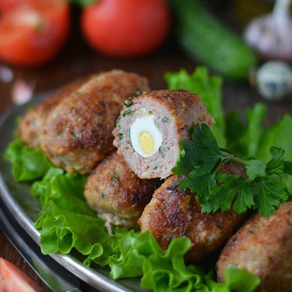 Котлеты из свинины с яйцом внутри