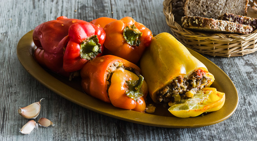 Как приготовить перцы, фаршированные мясом и рисом?