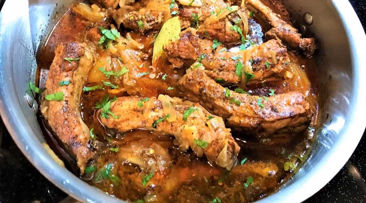 Как вкусно приготовить ребрышки свиные на сковороде: 2 рецепта