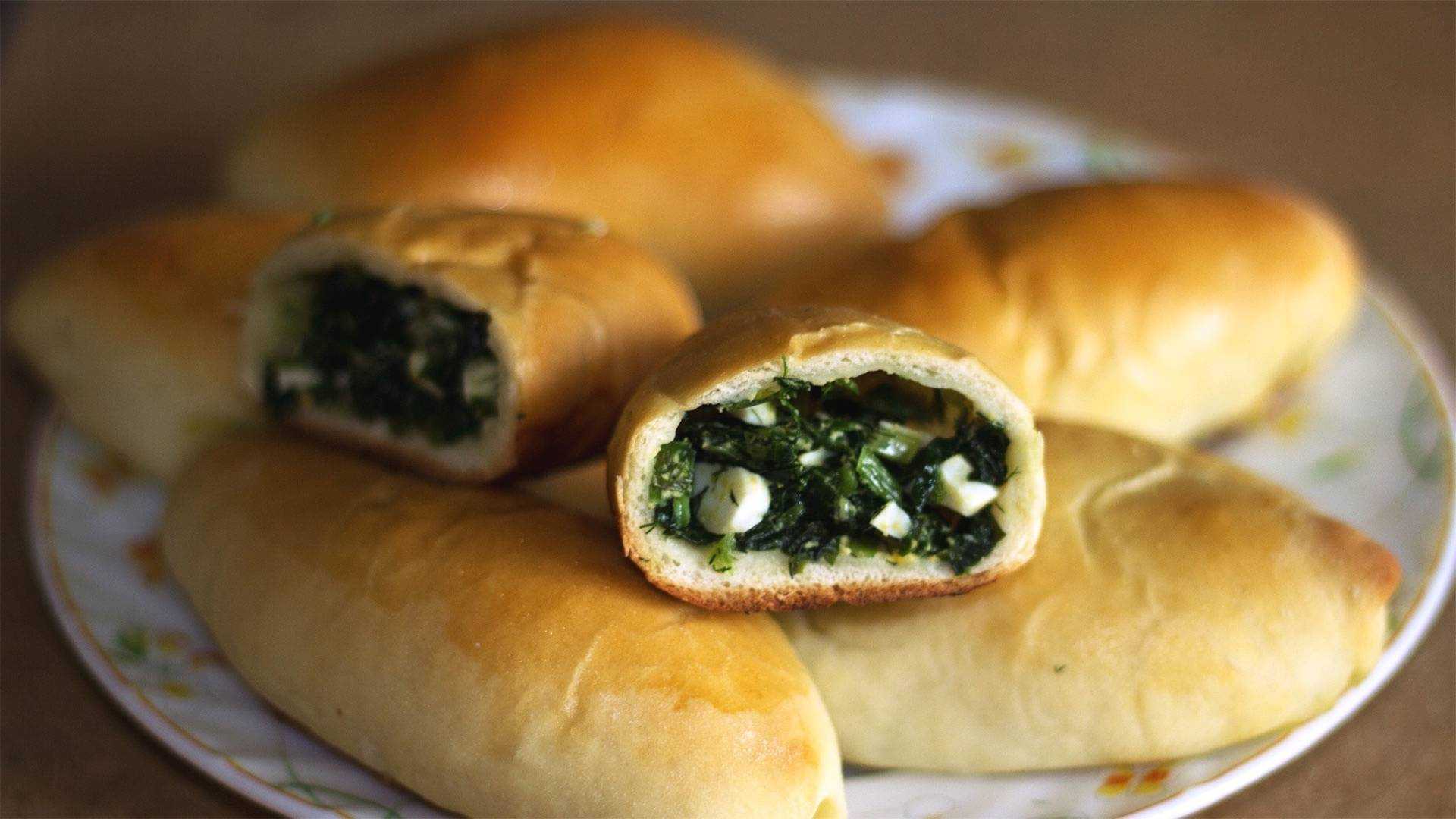 Пирожки с яйцом и зеленым луком - 5 вкусных пошаговых рецептов