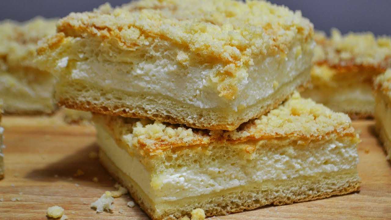 Тертый пирог с творогом и вареньем