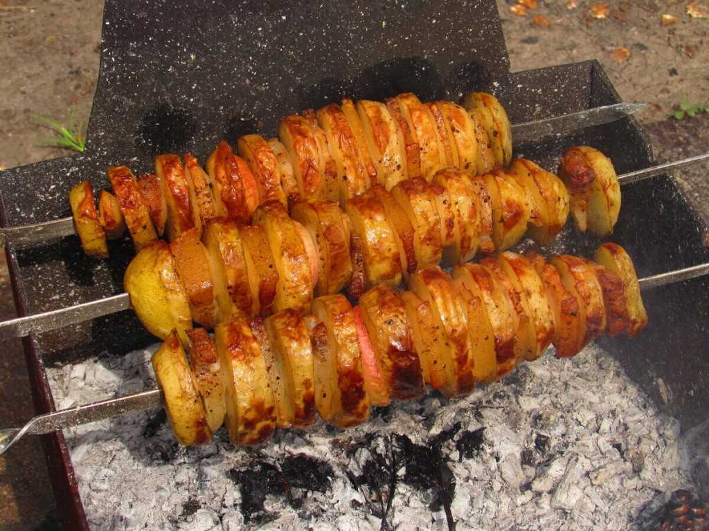 Запеченный картофель - рецепт на углях; в фольге на мангале