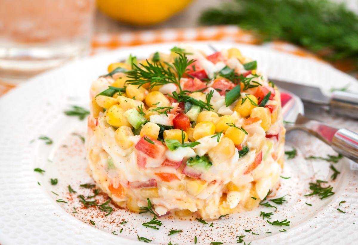 Вкусные салаты с крабовыми палочками: 15 новых и простых рецептов