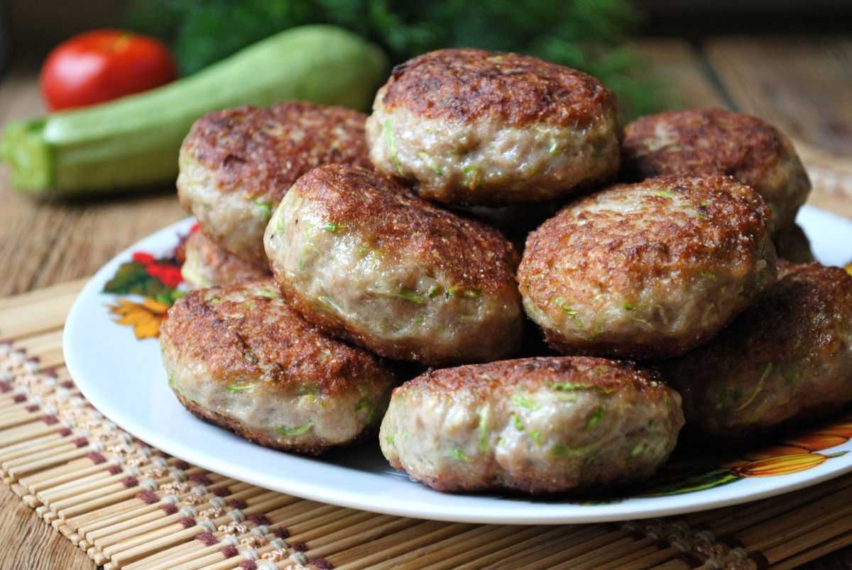 Котлеты из фарша на сковороде, сочные и мягкие — 10 вкусных рецептов