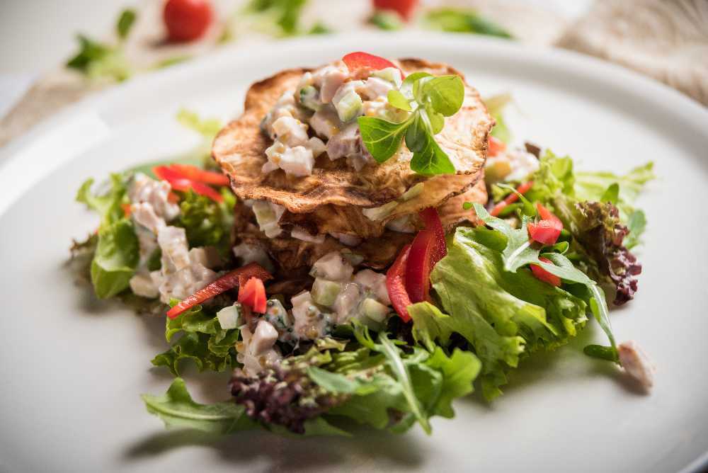 20 салатов с курицей и сыром, которые украсят любой стол
