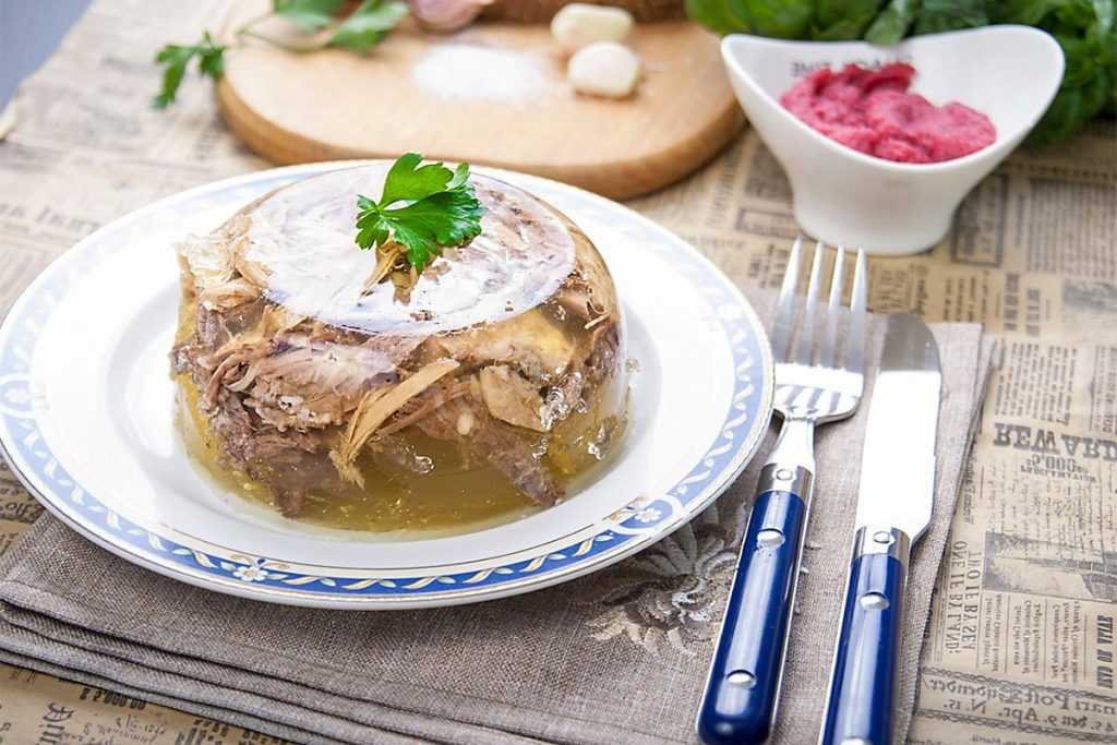 Холодец из свиных ножек с говядиной и курицей | 3 лучших рецепта