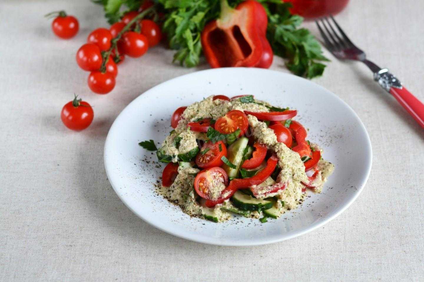 Грузинский салат с колбасой и помидорами: рецепт с фото