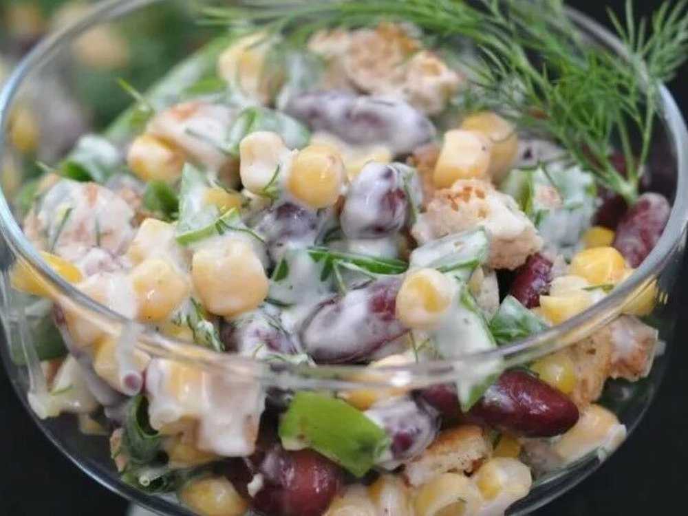 Салат с печенью и фасолью