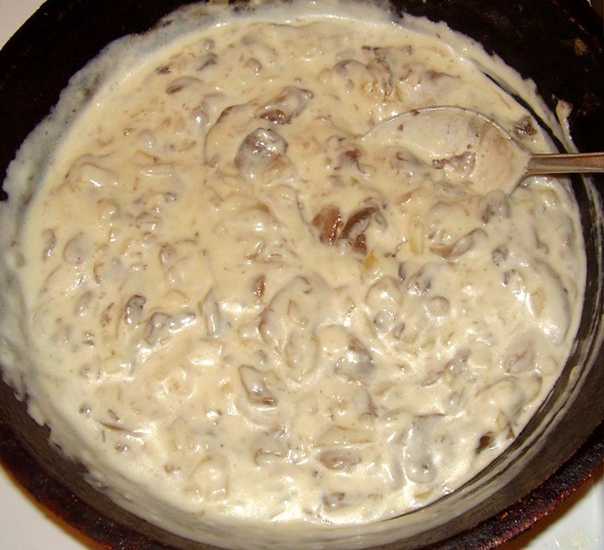 Подлива с курицей — рецепт куриной грудки в томатном и сметанной подливе к гречке, рису, макаронам или картофельному пюре