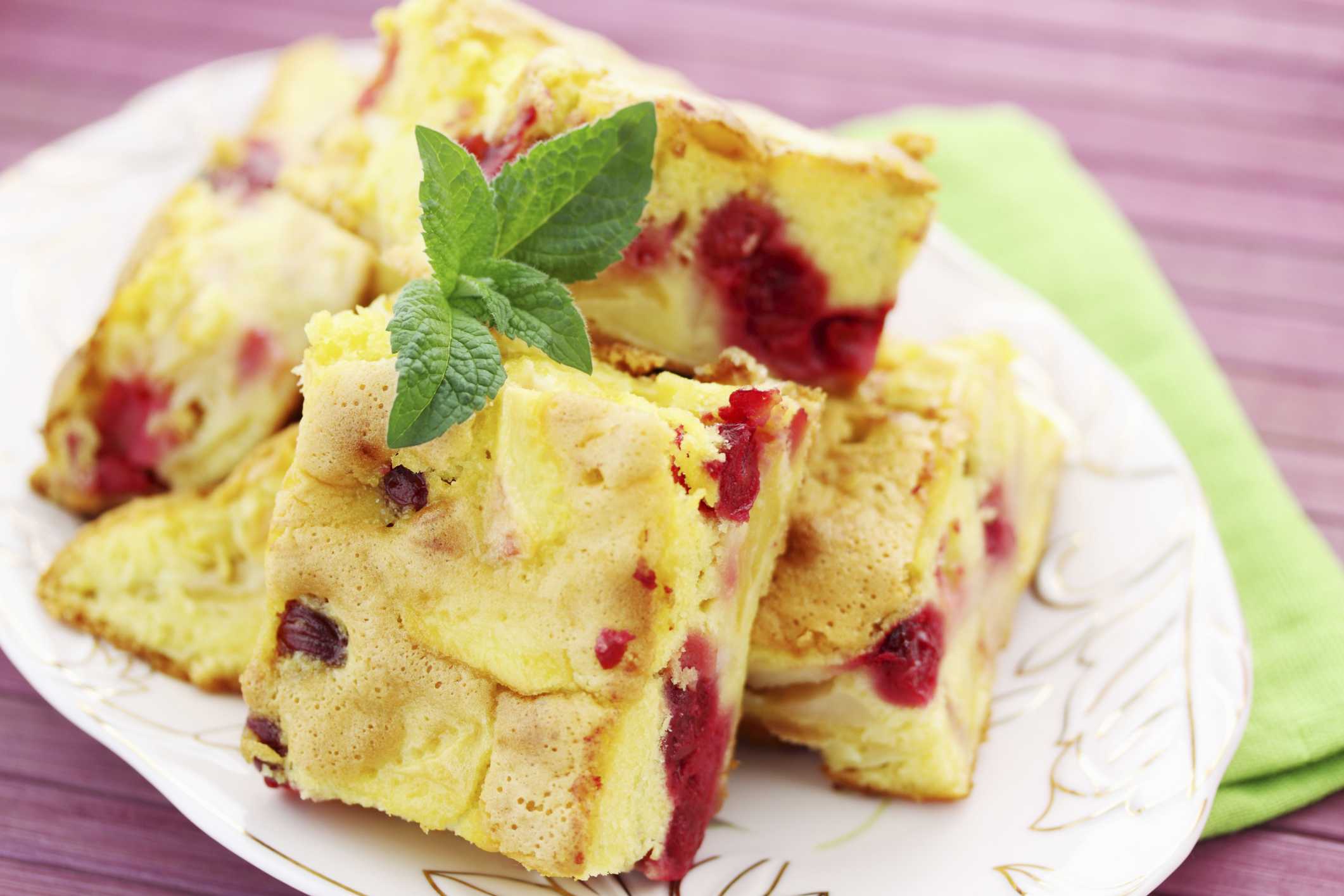 Шарлотка с яблоками в духовке: пышная и вкусная. 10 простых рецептов приготовления