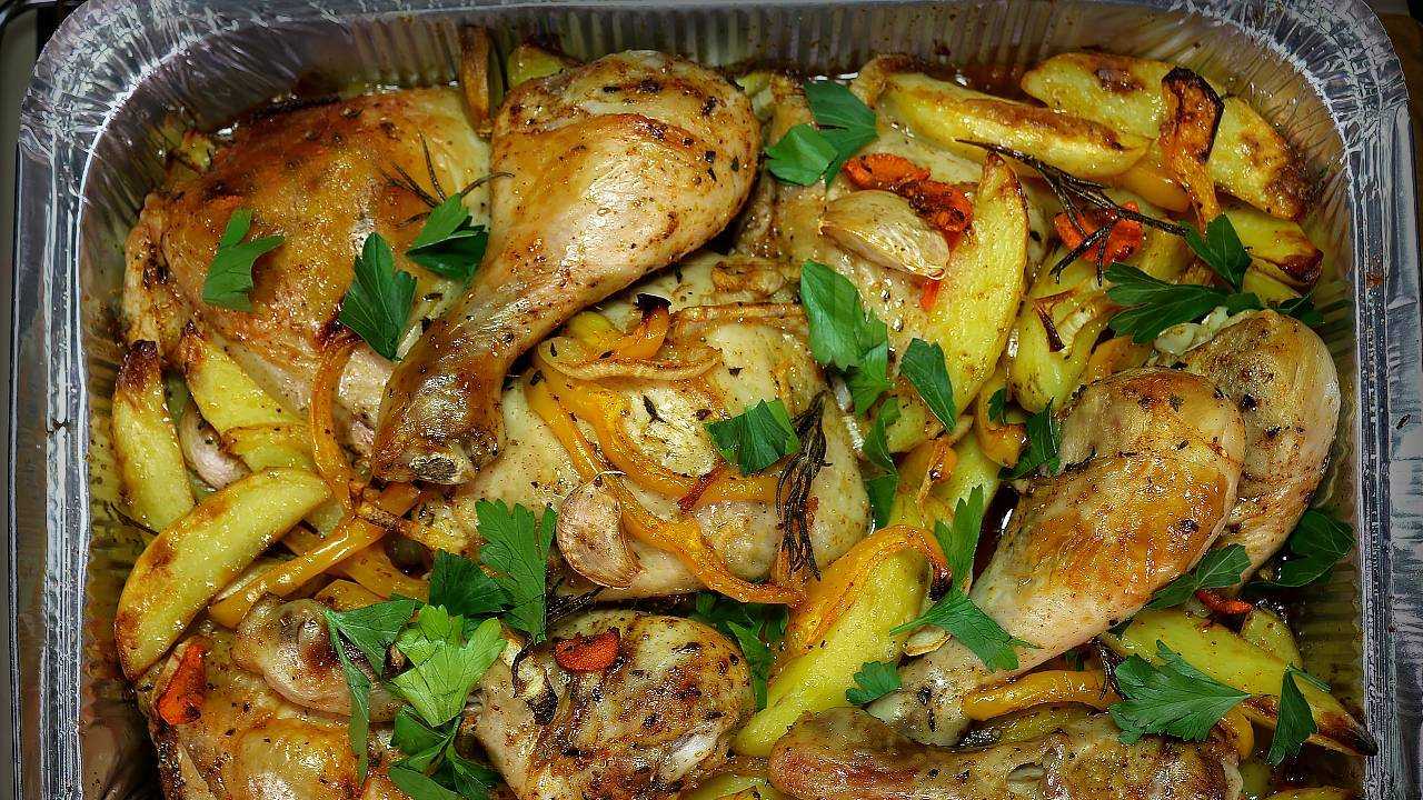 Курица с картошкой в духовке – самые вкусные рецепты