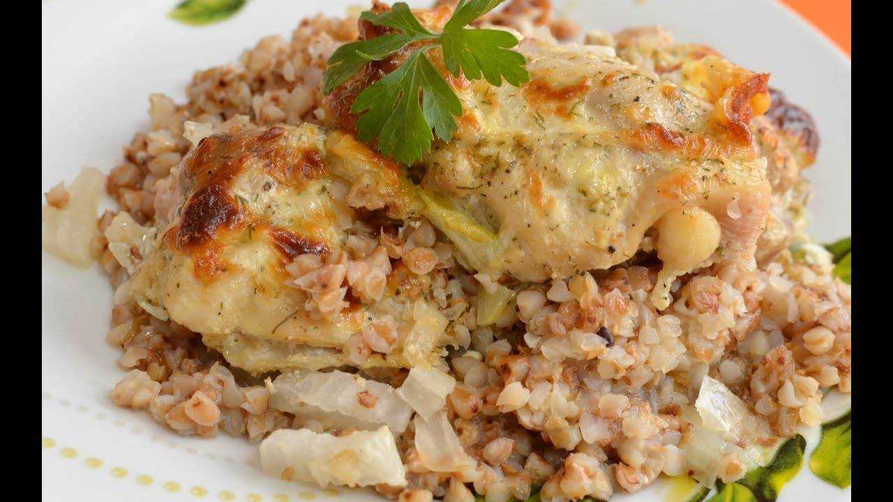 Курица с гречкой в духовке диетическая. аппетитная гречка с курицей в духовке.