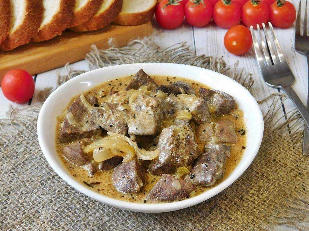 Куриная печень тушеная в сметане с луком и морковью