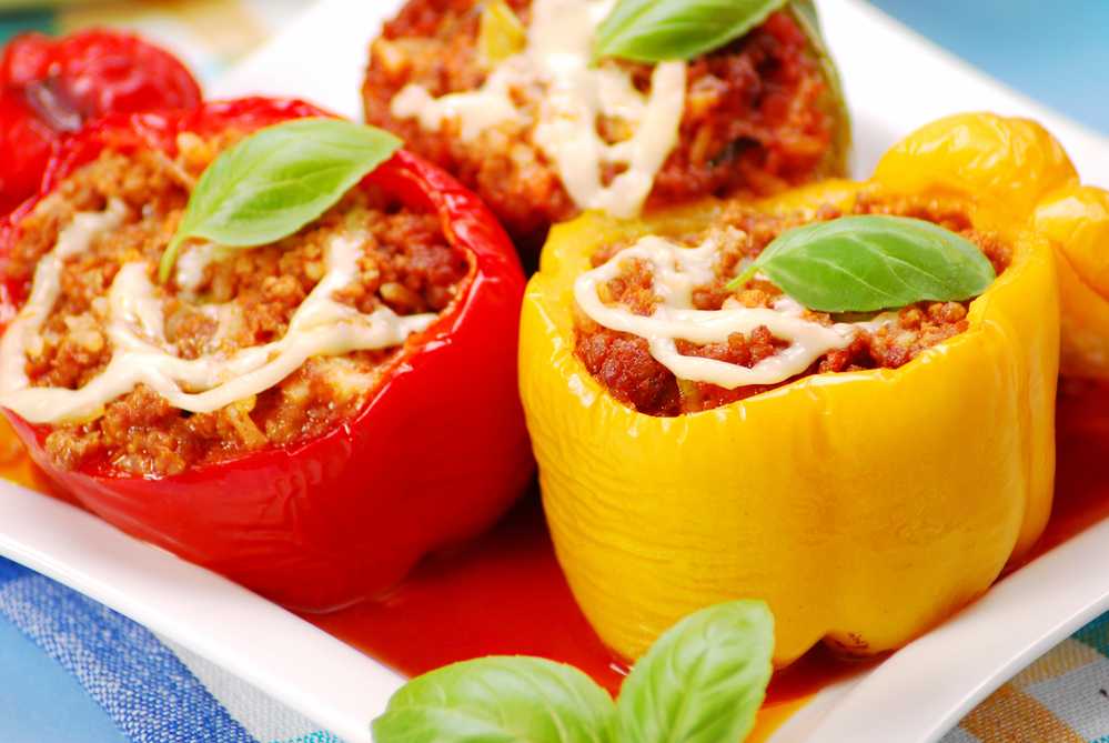 Перцы, фаршированные мясом и рисом в томатно-сметанном соусе