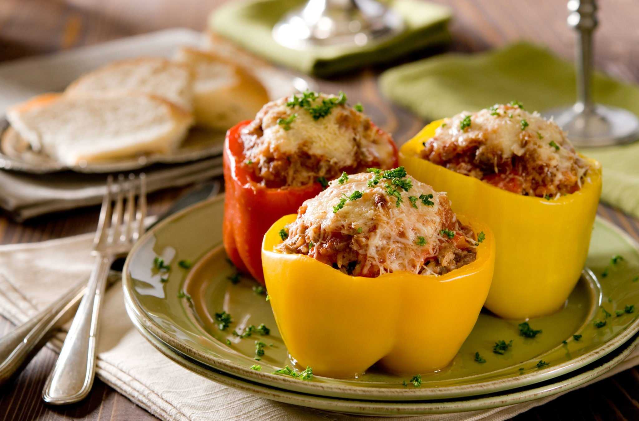 Фаршированный перец мясом и рисом: 3 самых удачных рецепта + видео