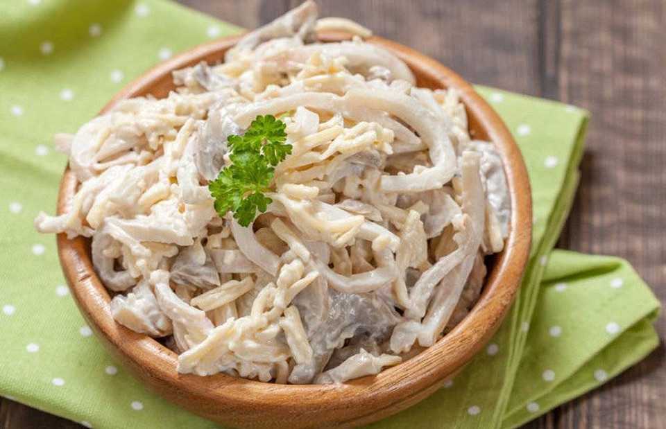 Салат с кальмарами и яйцом: 5 самых вкусных классических рецептов