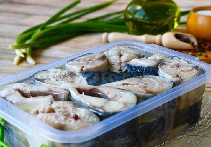 Маринованная скумбрия с уксусом, луком и морковью в домашних условиях