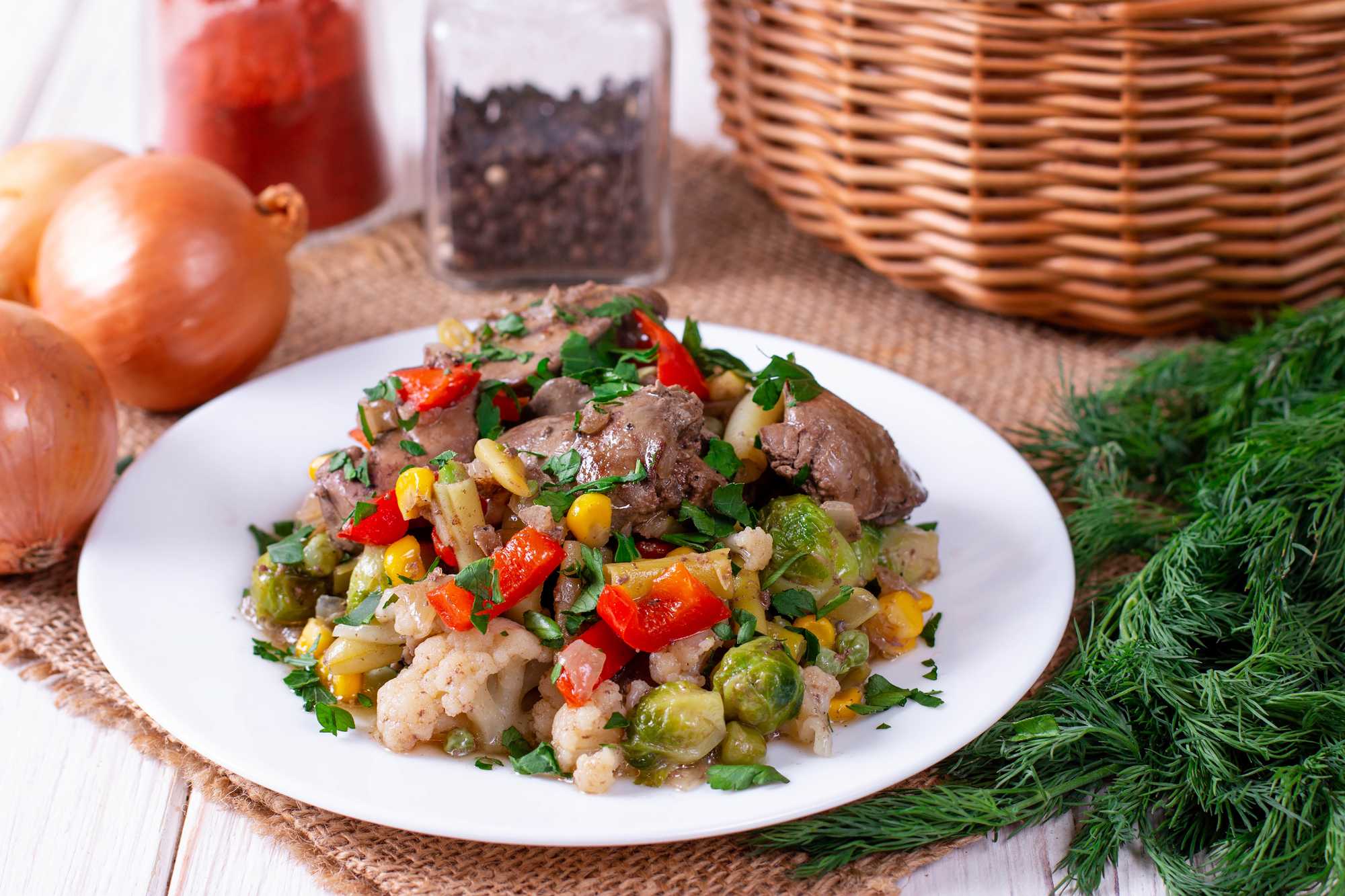 Вкусная, нежная и полезная куриная печень, тушенная с луком, это блюдо для любителей куриных потрошков и не только Готовится печень довольно быстро и идеально подходит для ужина после трудового дня