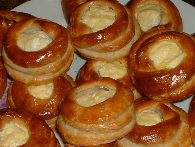 Ватрушки из дрожжевого теста: 17 домашних вкусных рецептов