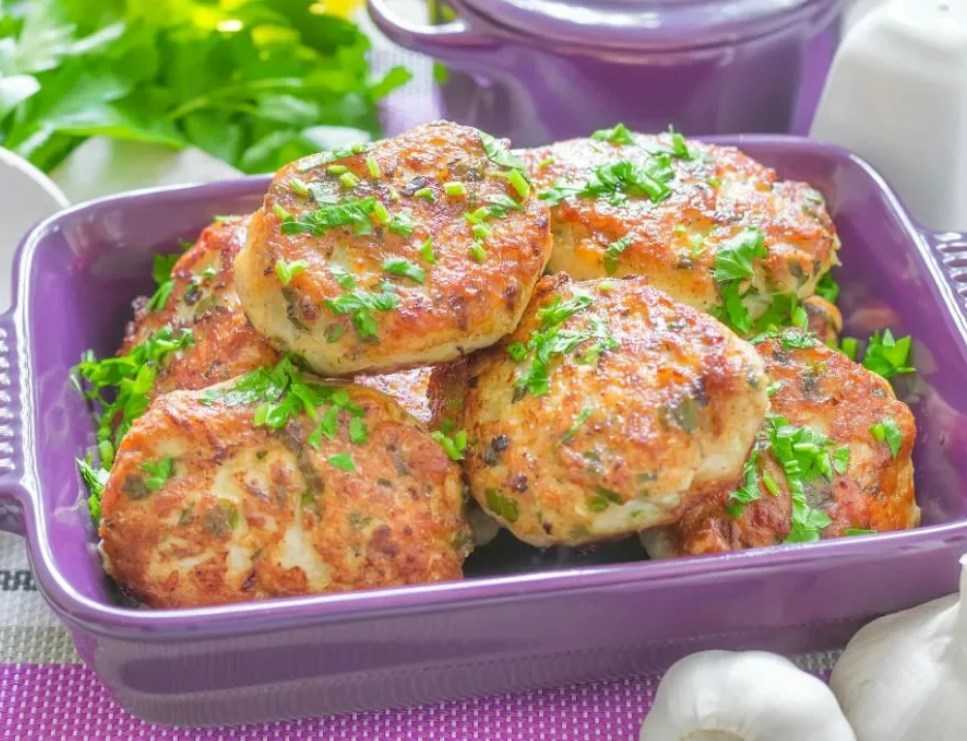 Котлеты из куриного фарша. пошаговые рецепты вкусных и сочных куриных котлет на сковороде