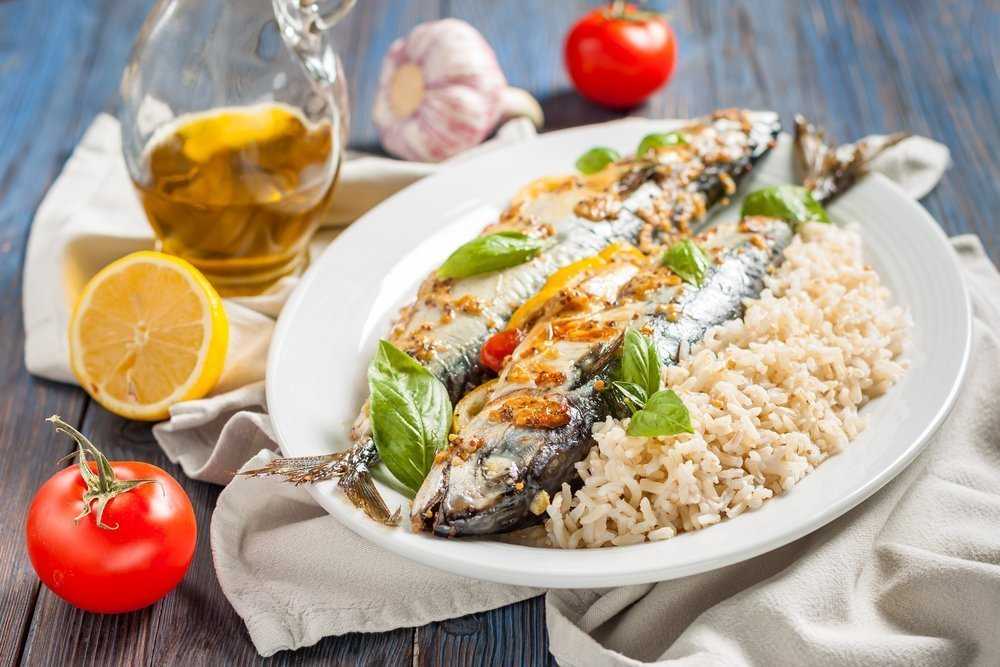 Рыба с рисом с овощами в духовке