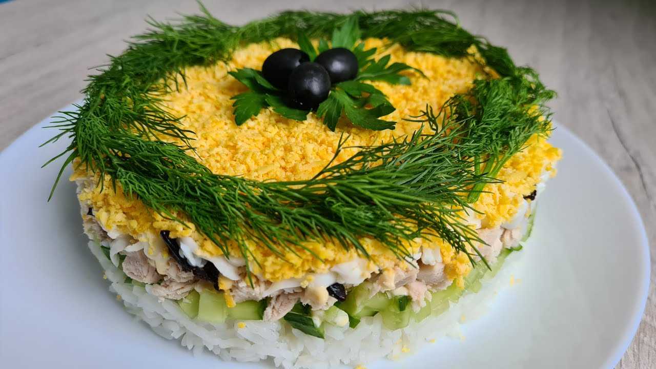 Слоёный салат с копчёной курицей и сыром - 9 пошаговых фото в рецепте