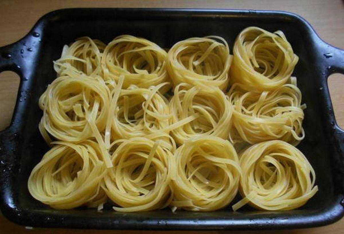 Гнезда из макарон с фаршем в духовке – 3 простых, вкусных и пошаговых рецепта с фото