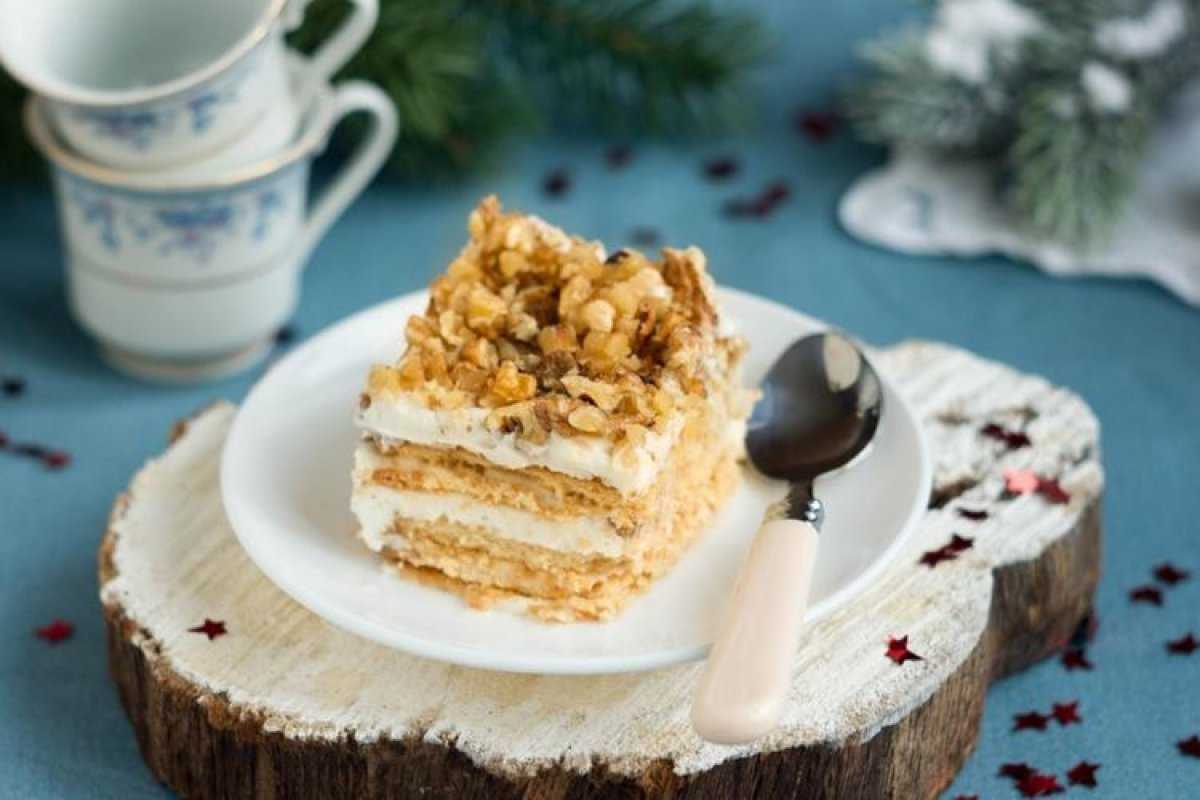 Торт без выпечки из печенья и сметаны и бананов, рецепты с фото