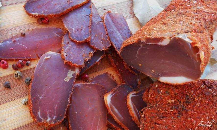 Готовим сыровяленое мясо дома: 4 простых рецепта