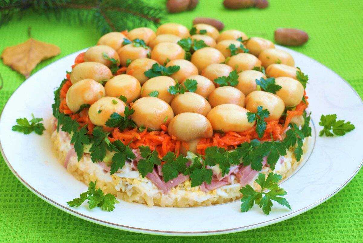 Салат лесная поляна - 9 рецептов простого и очень вкусного слоеного салата с курицей и грибами