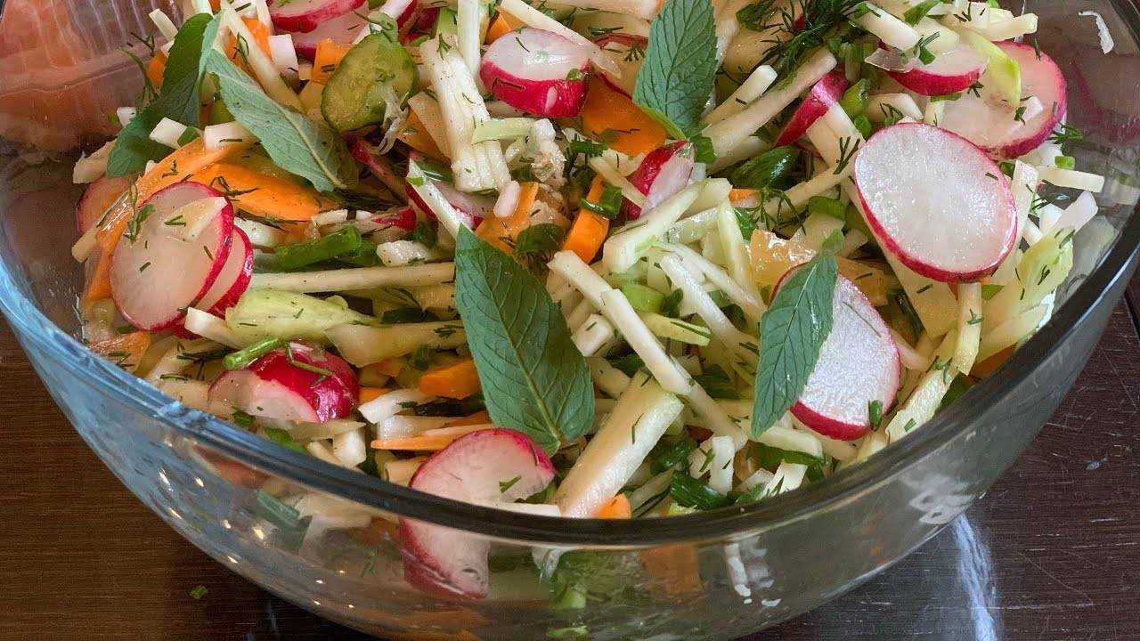 Рецепт приготовления очень вкусного весеннего салат с капустой и огурцами