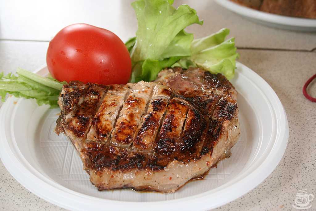 Как вкусно приготовить сочную свинину на косточке: лучшие рецепты в духовке, на сковороде. свинина на кости, запеченная в духовке, отбивная котлета натуральная, шашлык, стейк из свинины на кости: реце