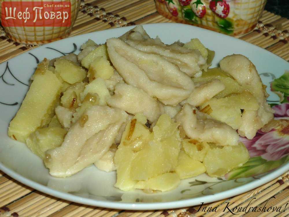Галушки с картошкой и луком — простое, бюджетное и очень вкусное блюдо для всей семьи Подавать вкуснее всего со сметаной, зеленью и свежими овощами