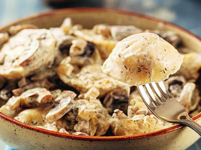 Запеченные пельмени с майонезом и сыром рецепт с фото пошагово
пельмени в духовке со сметаной и сыром. пельмени запеченые в молоке под сыром