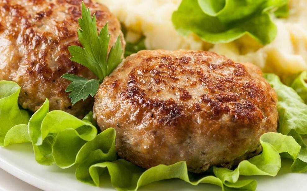 Сочные котлеты из куриного фарша, жаренные на сковороде – 9 очень вкусных рецептов
