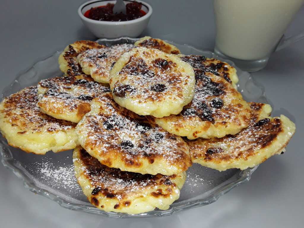 Пышные, нежные и вкусные оладьи на кефире с изюмом – отличный завтрак или полдник для взрослых и детей Подавайте их со сметаной, мёдом или вареньем
