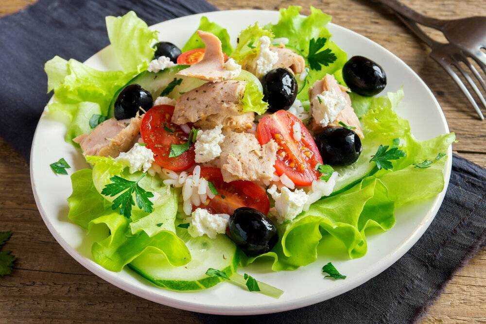 Салат с консервированным тунцом: 8 очень вкусных и простых рецептов