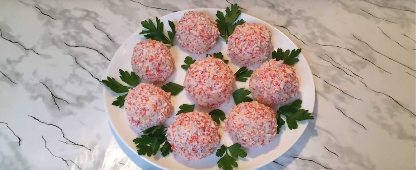 Закуска "рафаэлло" из крабовых палочек и сыра - 9 пошаговых фото в рецепте