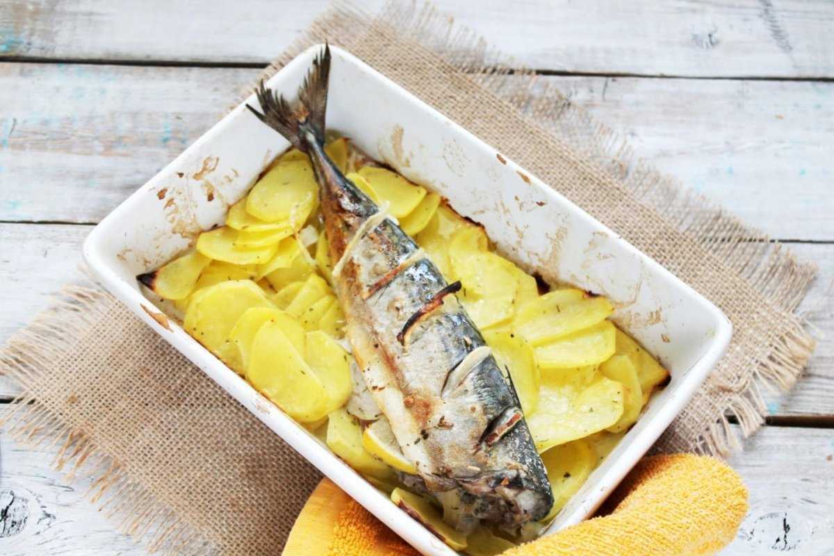 Скумбрия в духовке с картошкой