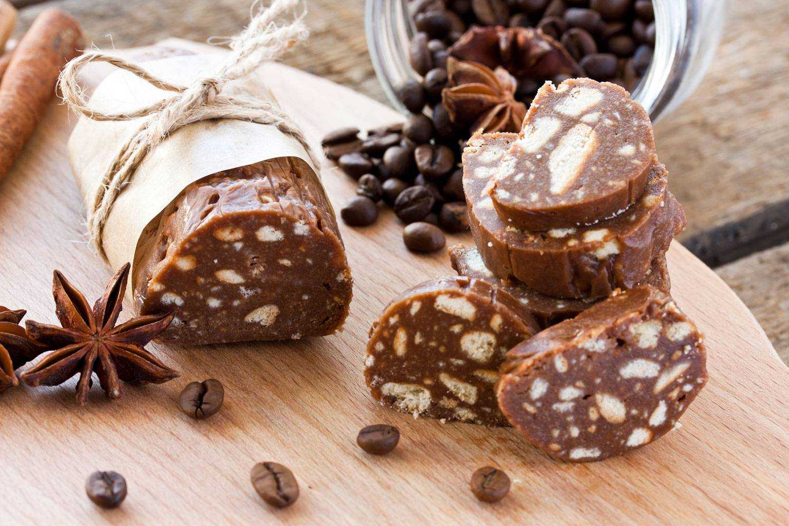 Сладкая колбаска из печенья и какао