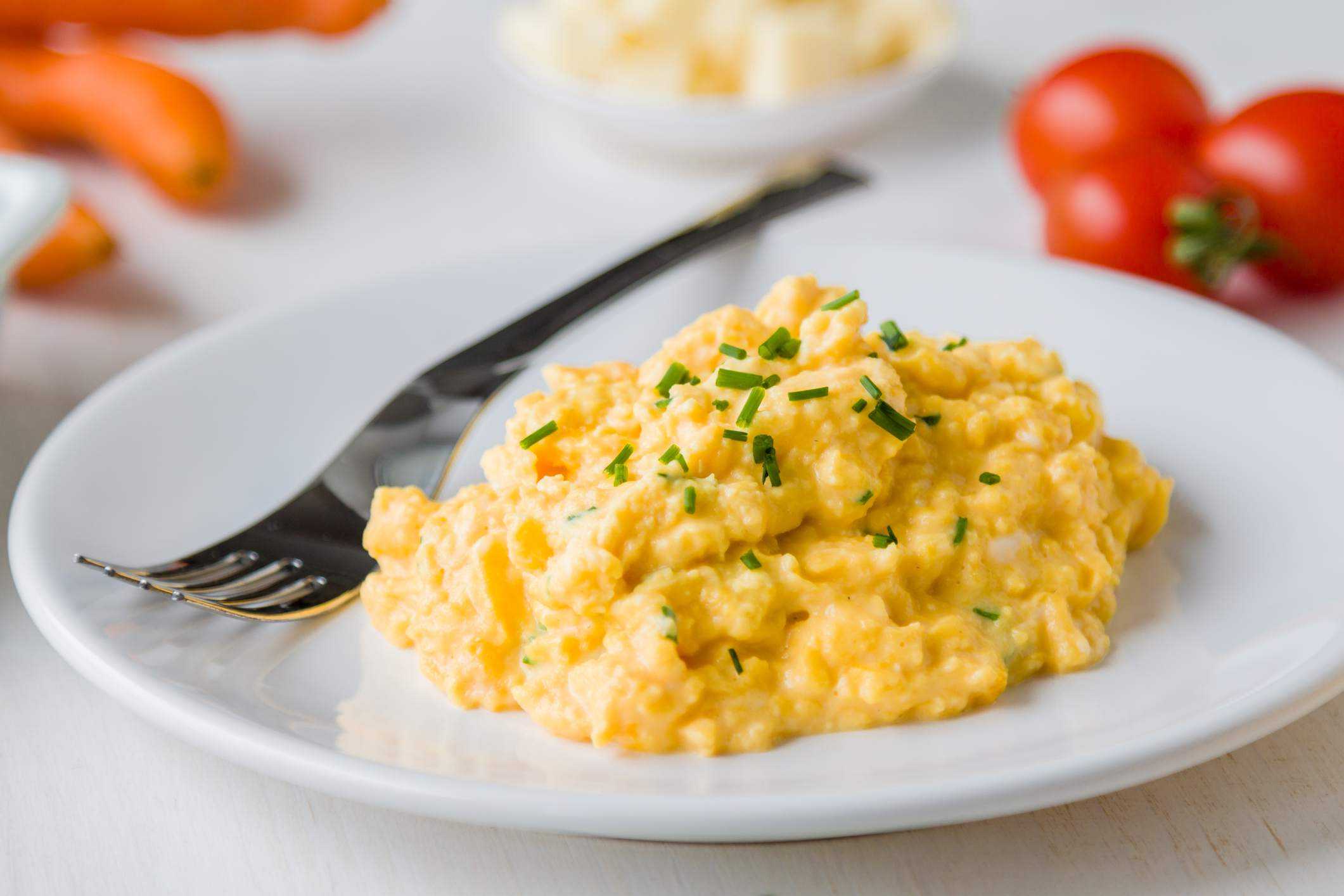 Как легко и вкусно пожарить яичницу-болтунью — лучшие рецепты